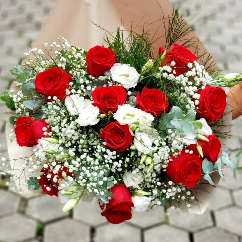 Buque Com 12 Rosas Importadas E Flores Brancas