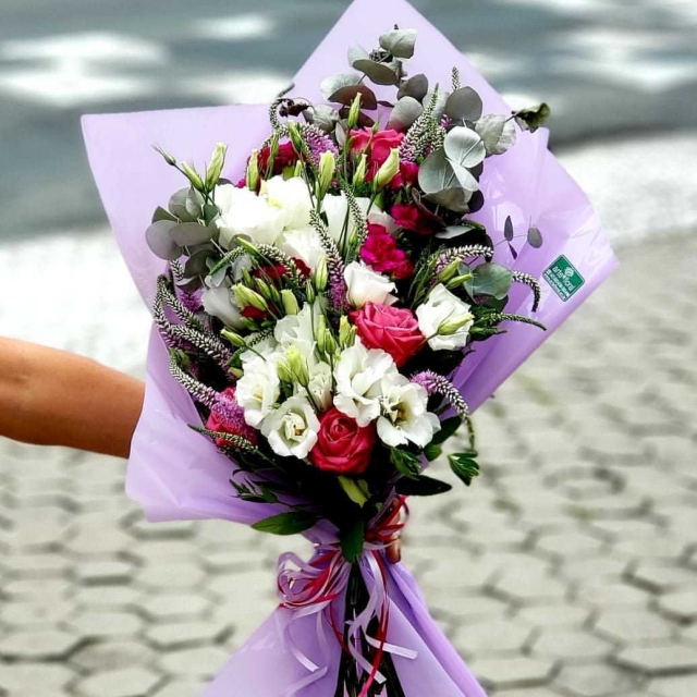 Ramalhete com Rosas e Flores Mistas