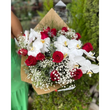 Buquê com 12 Rosas Importadas e orquideas 